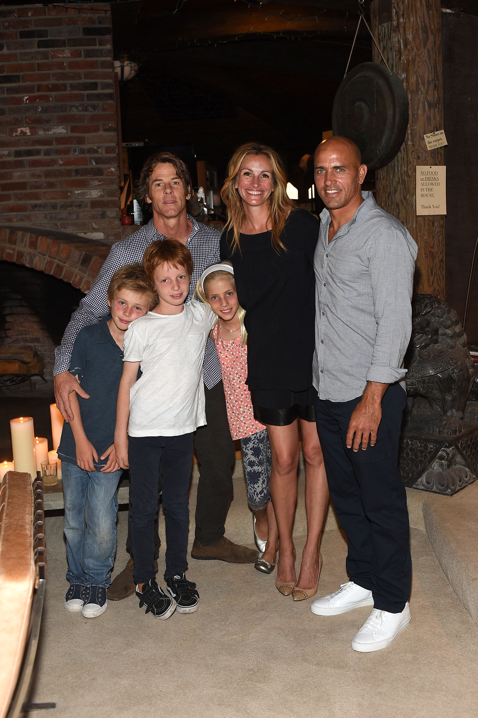 Danny Moder, Julia Roberts, Kelly Slater, Phinnaeus, Henry, and Hazel Moder at a celebration of the launch of Outerknown in Malibu, California, on August 29, 2015 | Source: Getty Images