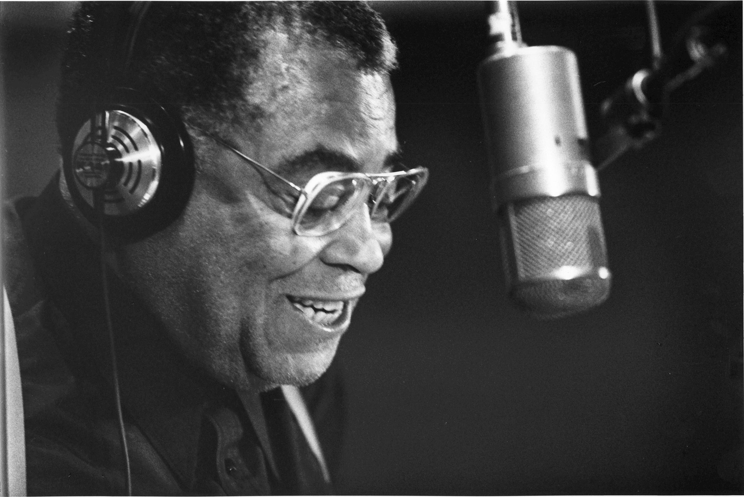 James Earl Jones speaking into a mic during a studio recording session in Hollywood, California on July 10, 1991 | Source: Getty Images