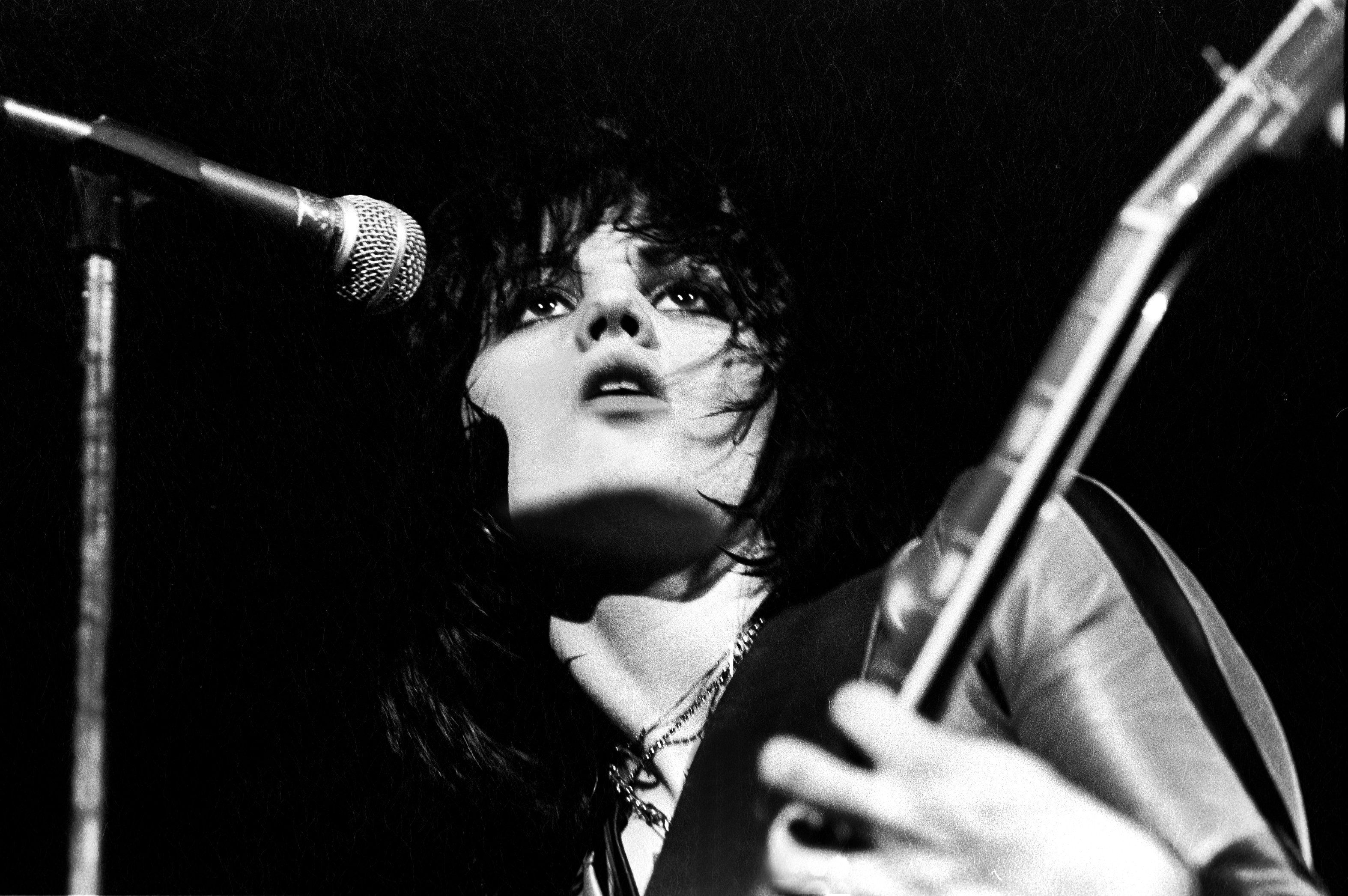 Joan Jett tocando la guitarra mientras se presenta en el escenario del Aragon Ballroom, Chicago, Illinois, el 25 de marzo de 1977. | Foto: Getty Images