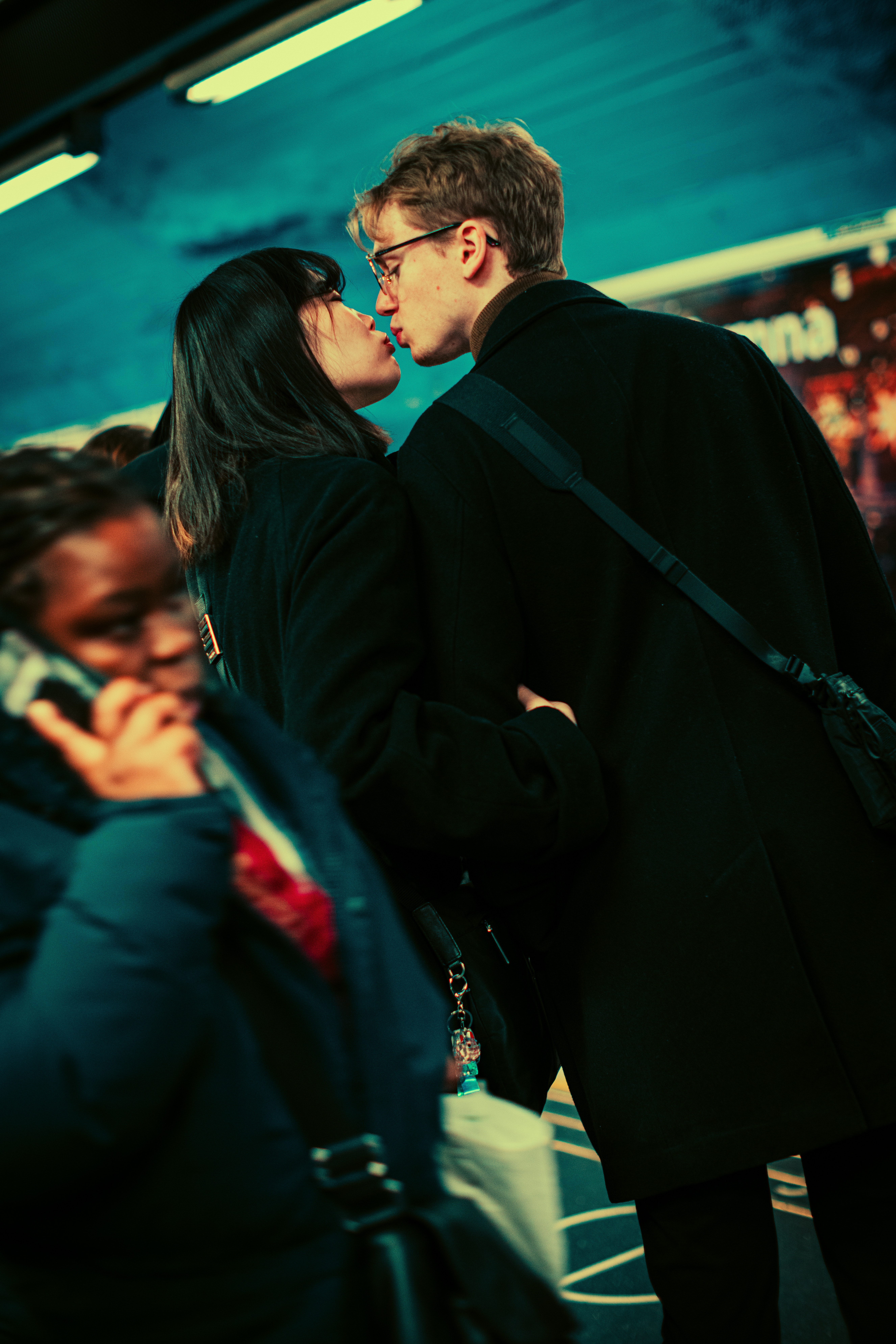 A couple kissing. | Source: Pexels