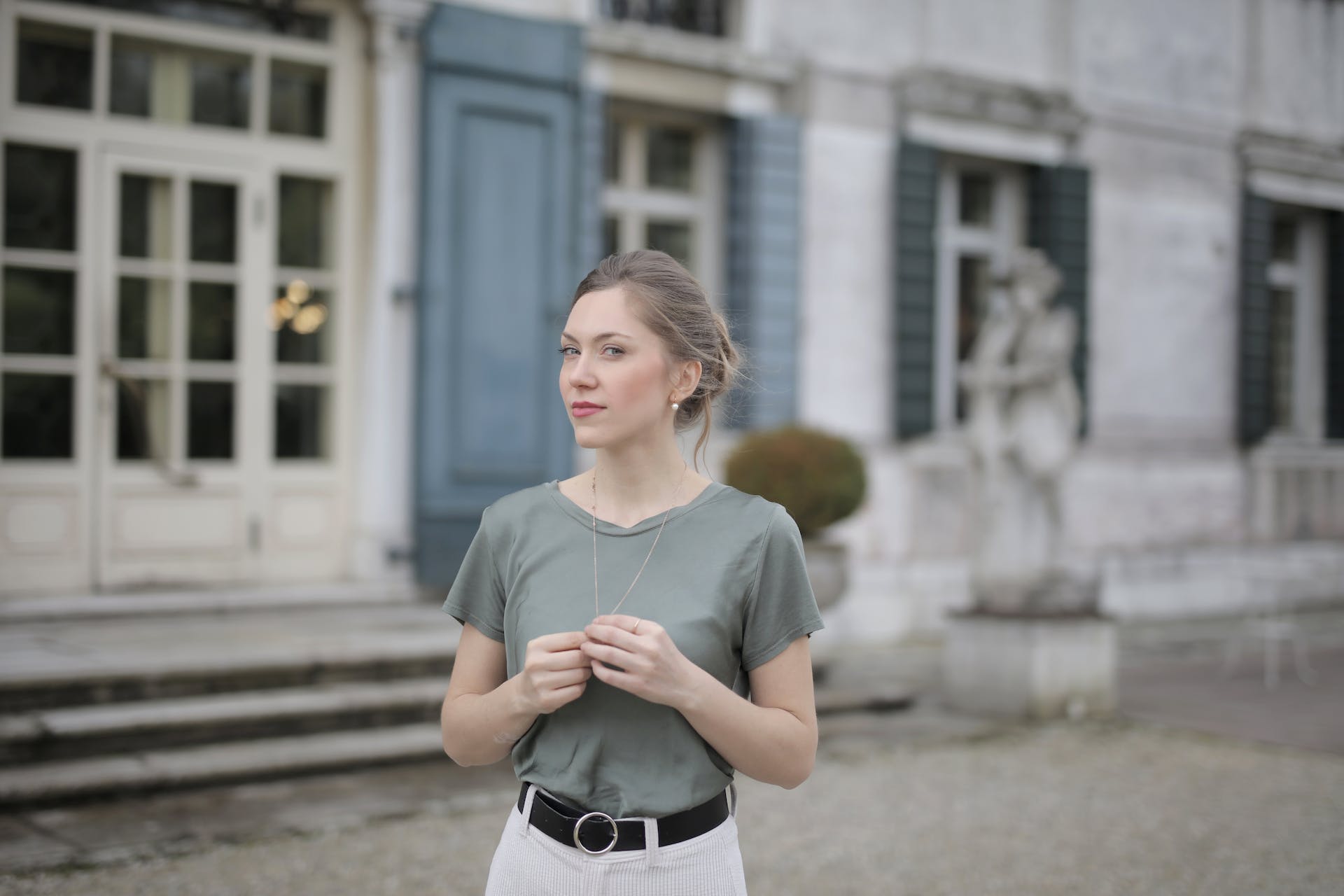 A young woman standing in a street | Source: Pexels