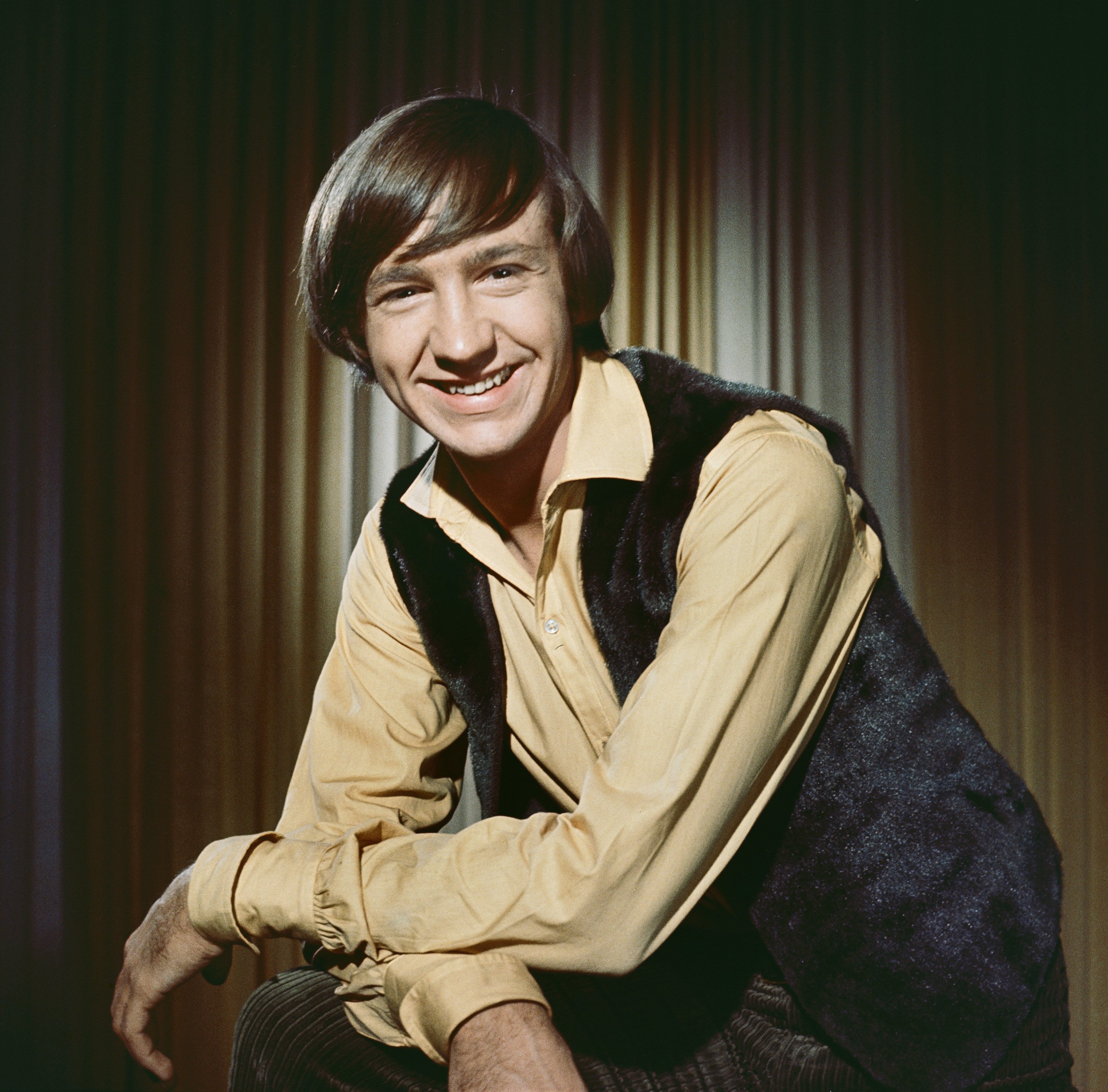  Peter Tork on the set of the television show The Monkees circa 1967 in Los Angeles, California. | Source: Getty Images