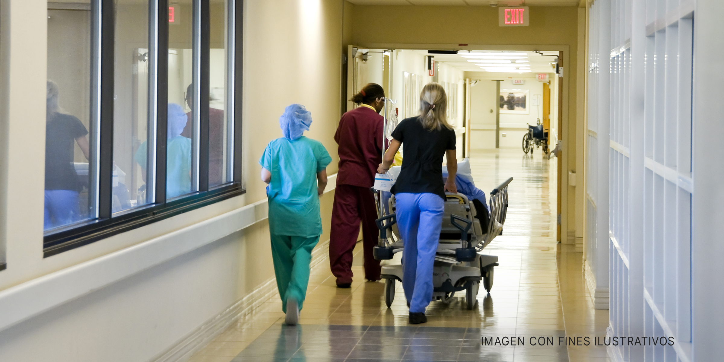 Personal hospitalario traslada a paciente | Foto: Shutterstock