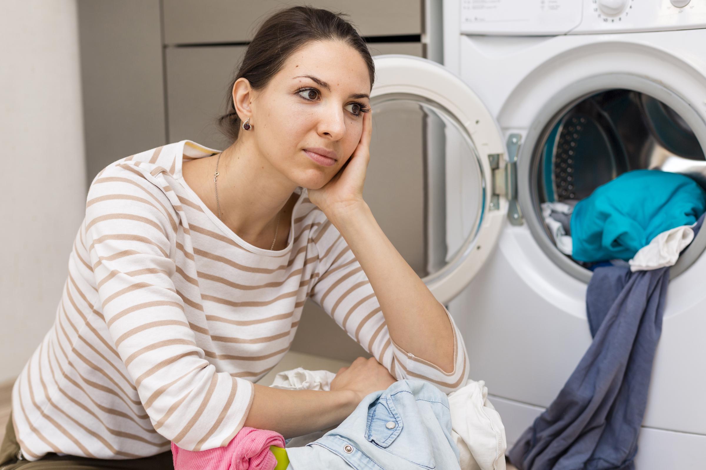 A woman doing laundry | Source: Freepik