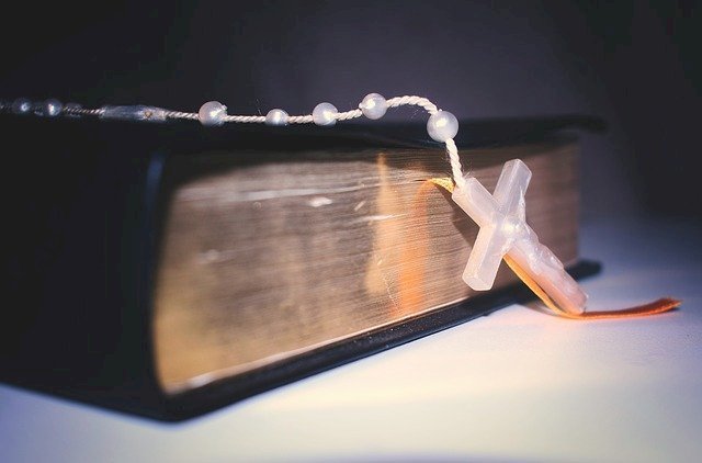 Un rosario sobre la biblia.│Foto: Pixabay