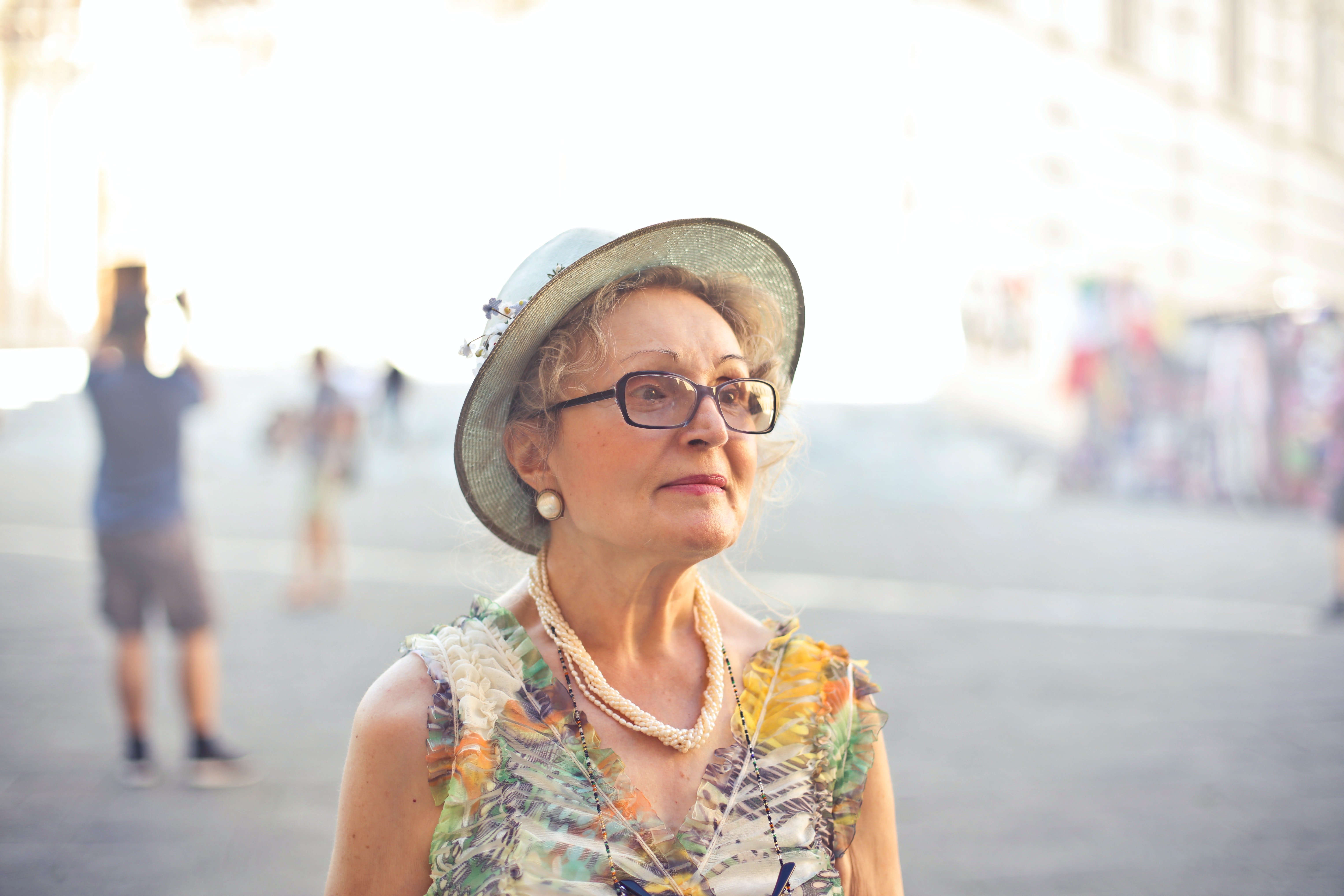 Retrato de una mujer con sombrero y anteojos. | Foto: Pexels