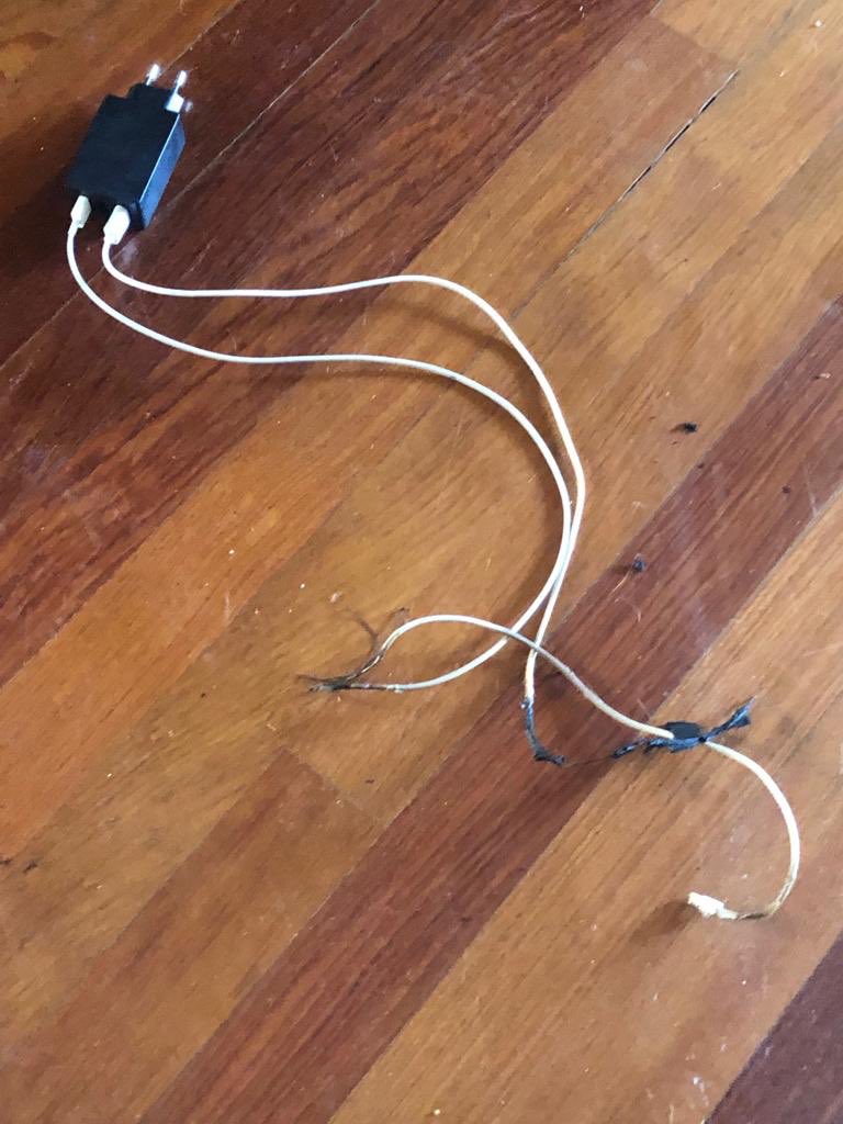 Los cables quedaron chamuscados. | Foto: Twitter/BomberosValladolid Los cables quedaron chamuscados. | Foto: Twitter/BomberosValladolid