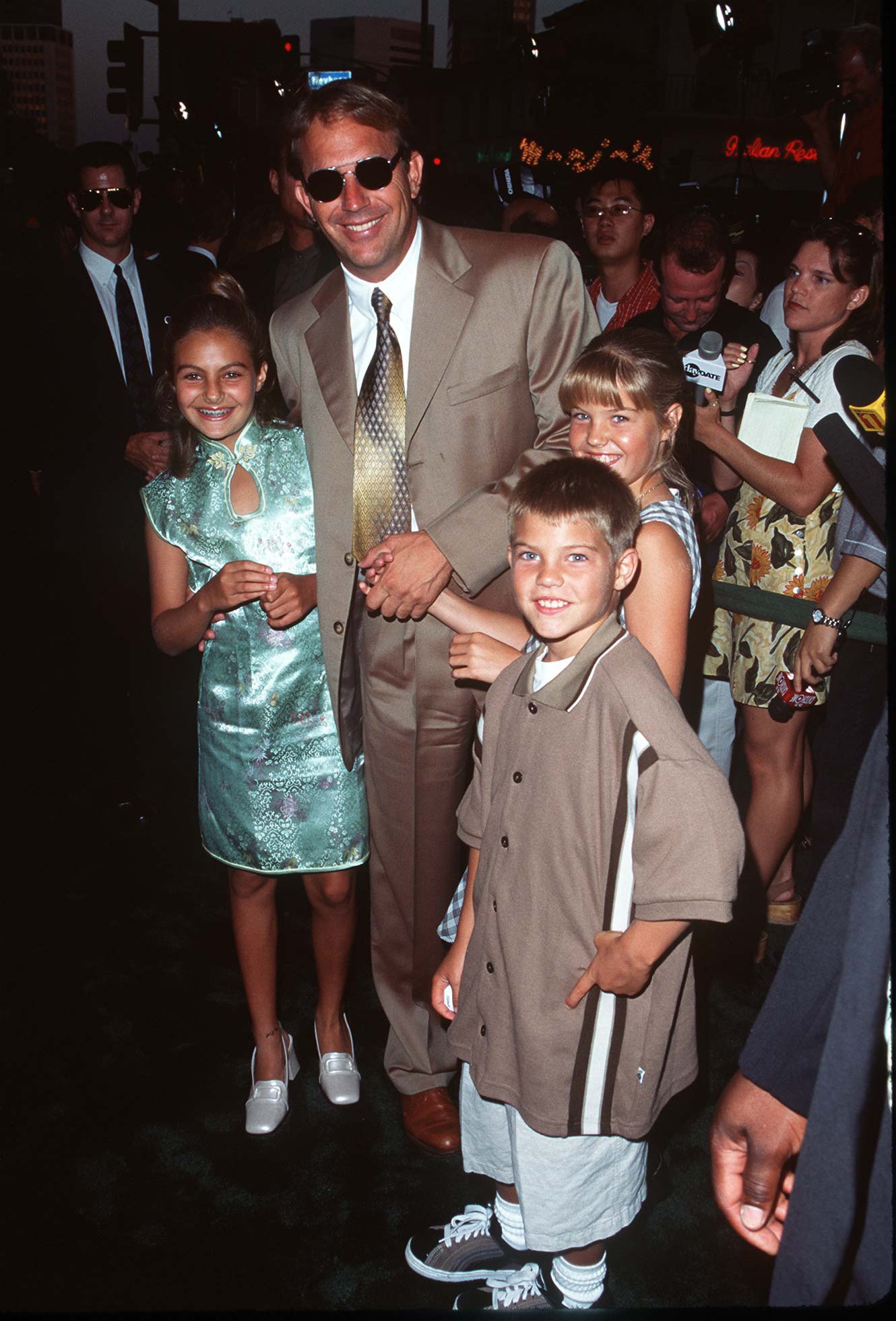 Kevin Costner ve çocukları Lily, Annie ve Joe, "Teneke Bardak" 1996'da LA California Prömiyeri. |  Kaynak: Getty Images