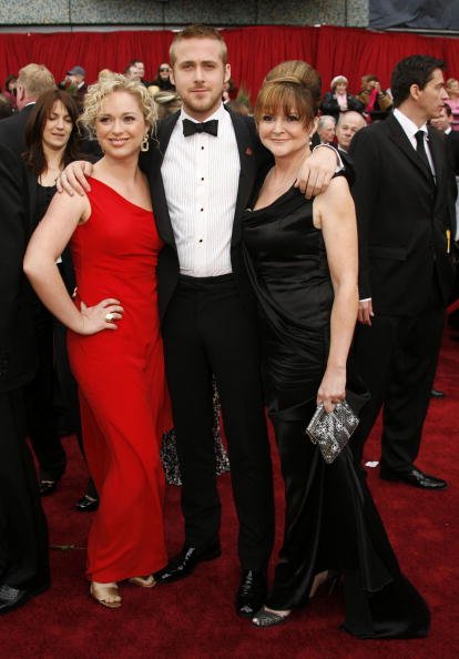Ryan Gosling mit seiner Mutter Donna und seiner älteren Schwester Mandi | Quele: Getty Images