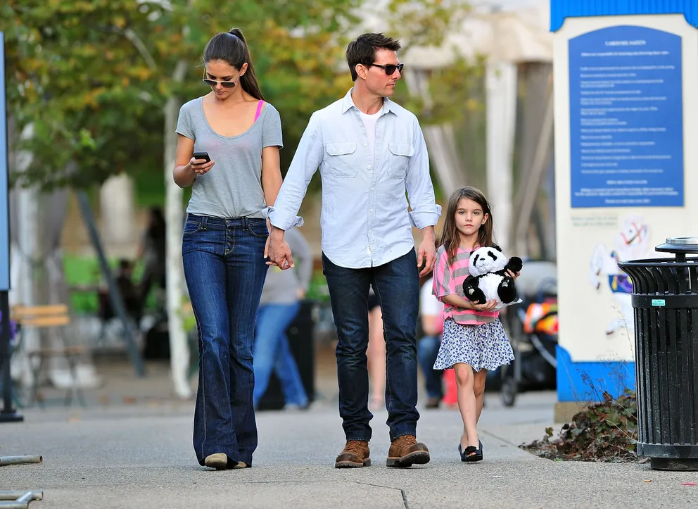 Katie Holmes, Tom Cruise et leur fille Suri Cruise visitent le carrousel de Schenley Plaza le 8 octobre 2011 à Pittsburgh, Pennsylvanie. | Source : Getty Images