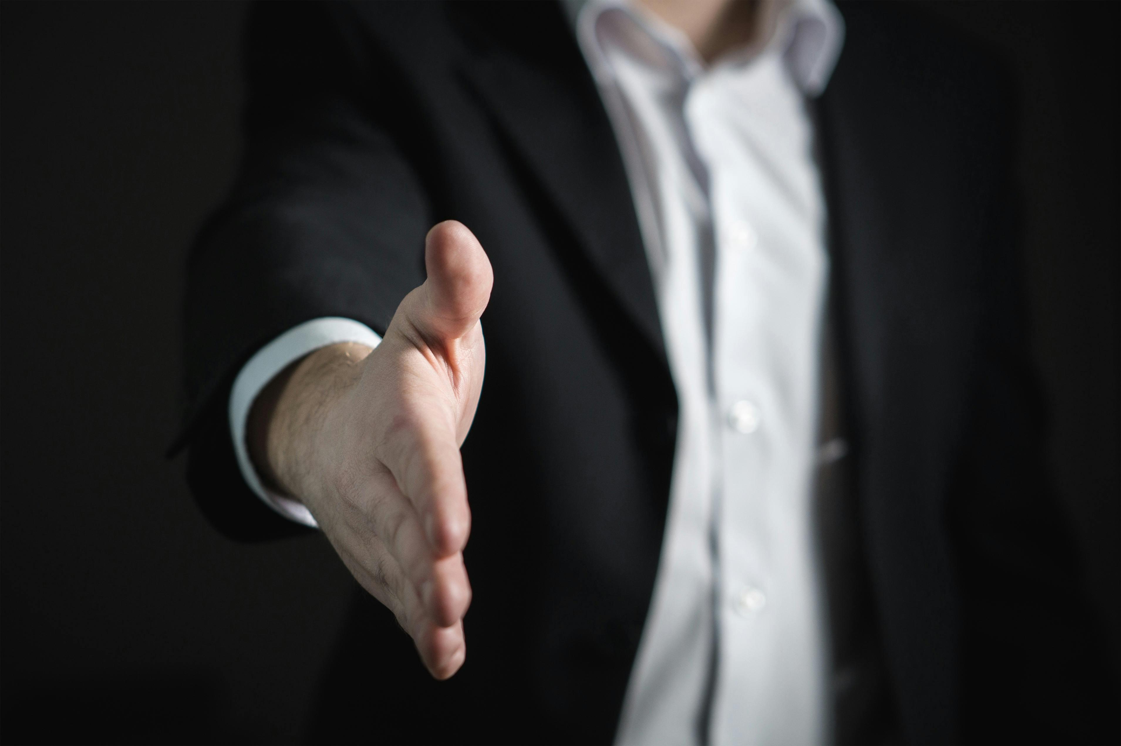 A man extending his hand in greeting | Source: Pexels