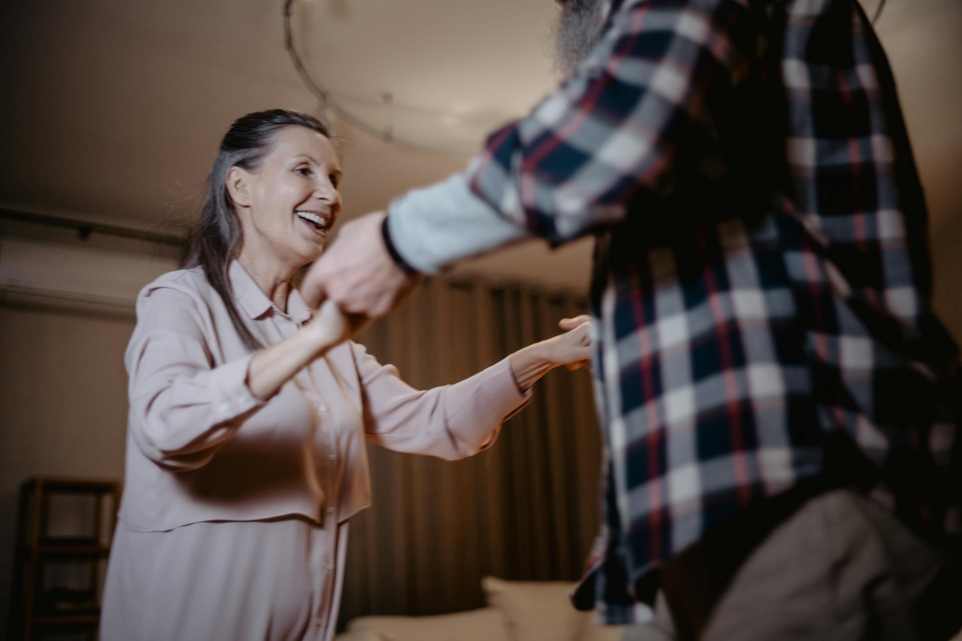 An old couple dancing | Source: Pexels