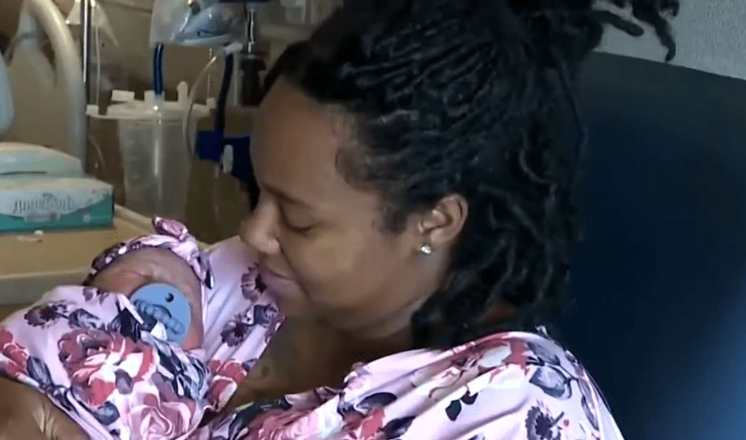 Angelica Gunn y su bebé recién nacido. | Foto: YouTube/KMOV St. Louis