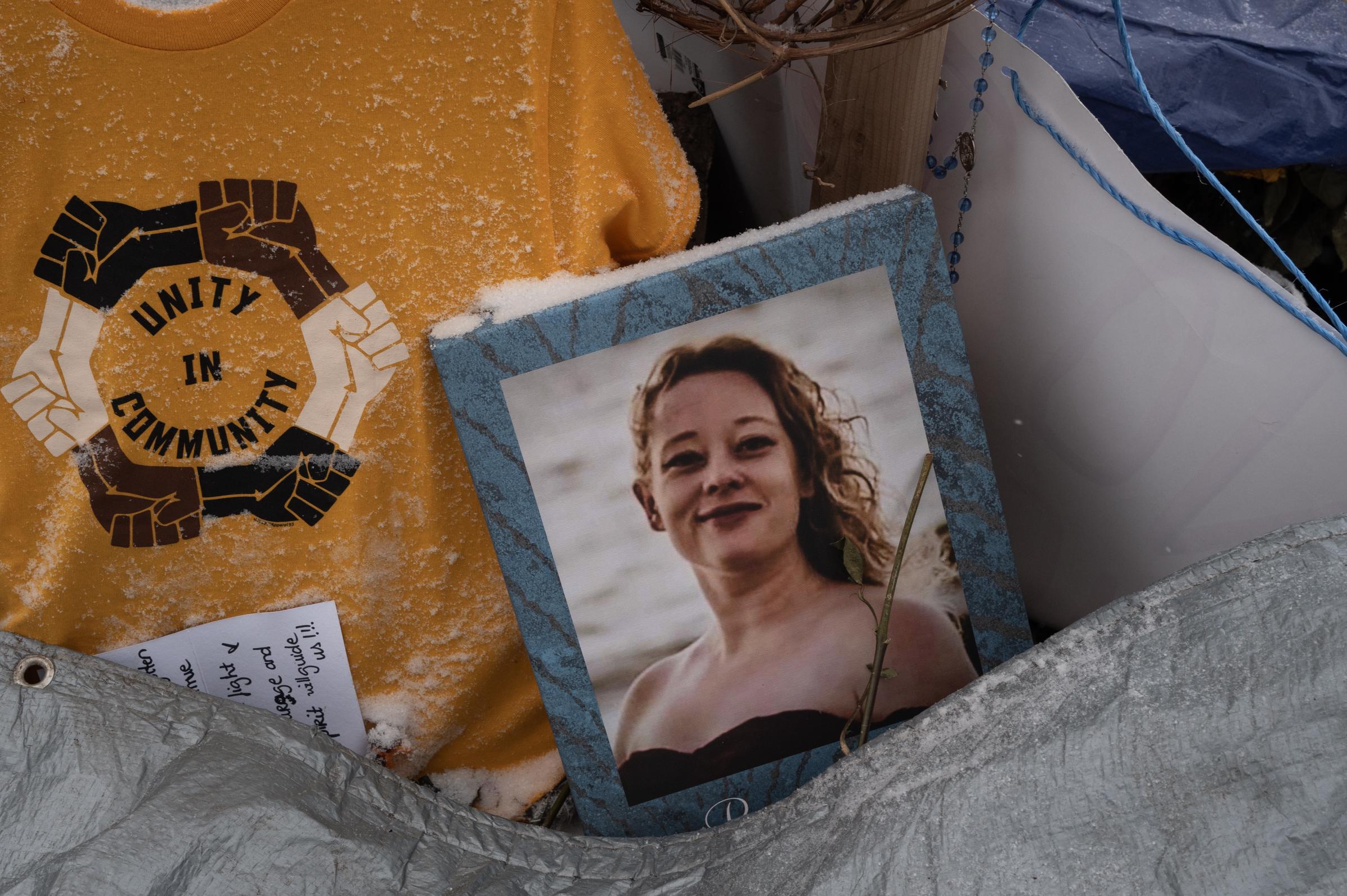 A photo of Renee Good sits at a memorial site in Minneapolis on January 18, 2026 | Source: Getty Images