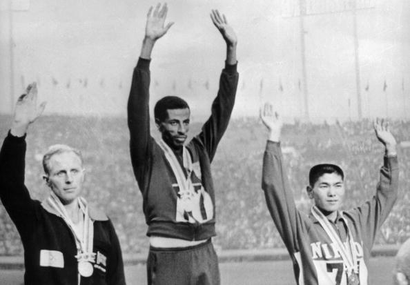 De izquierda a derecha, Basil Heatley de Gran Bretaña (plata), Abebe Bikila de Etiopía (oro) y Kokichi Tsuburaya de Japón (bronce). Bikila también estableció un récord mundial de 2 horas, 12.11 minutos. | Fuent: Getty Images De izquierda a derecha, Basil Heatley de Gran Bretaña (plata), Abebe Bikila de Etiopía (oro) y Kokichi Tsuburaya de Japón (bronce). Bikila también estableció un récord mundial de 2 horas, 12.11 minutos. | Fuent: Getty Images
