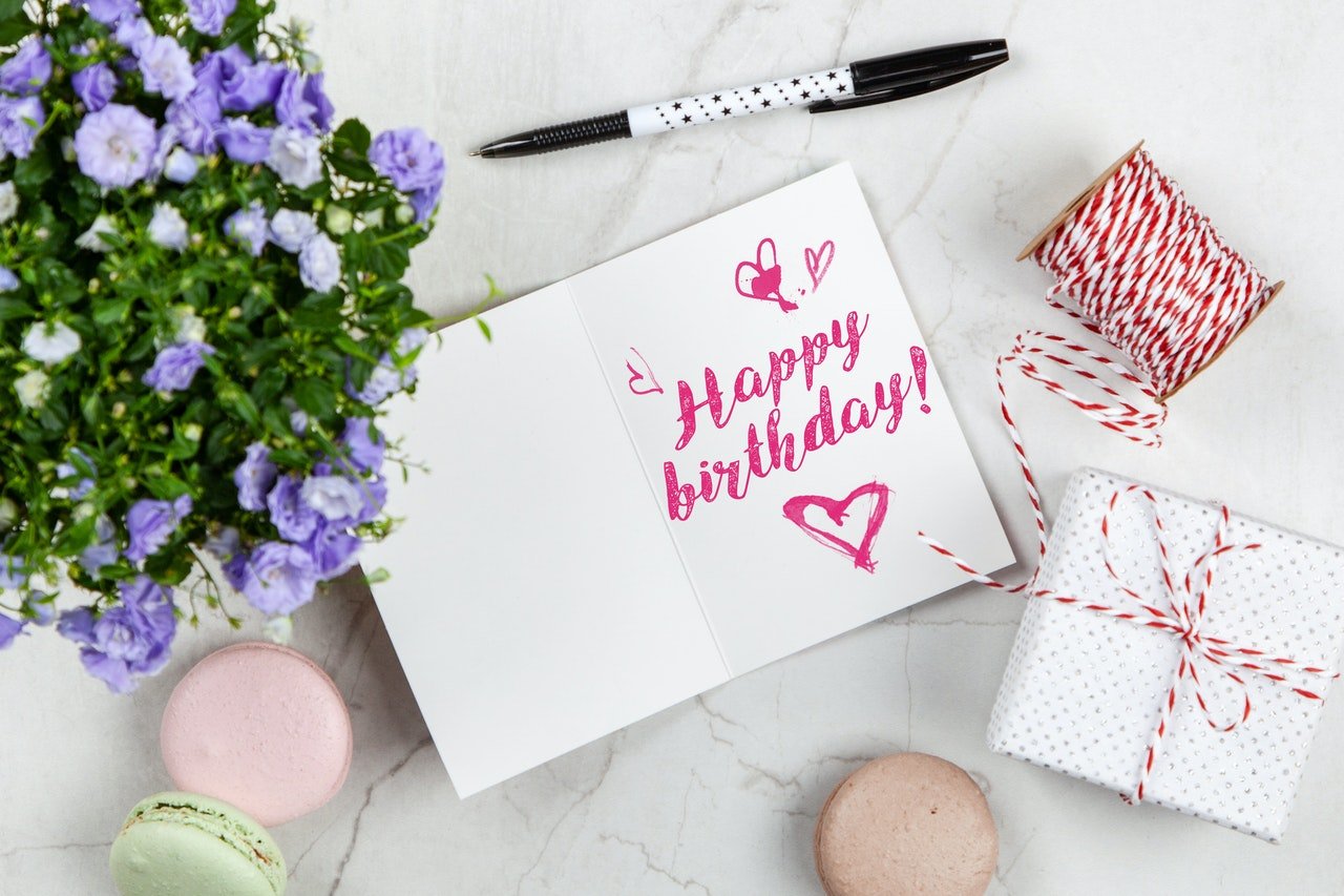 Happy birthday card beside gift | Source: Pexels