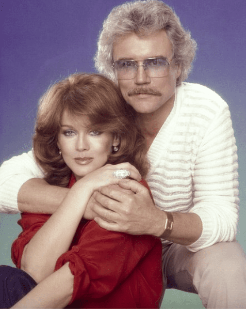 Ann-Margret und Roger Smith posieren für ein Portrait 1980 in Los Angeles. | Quelle: Getty Images