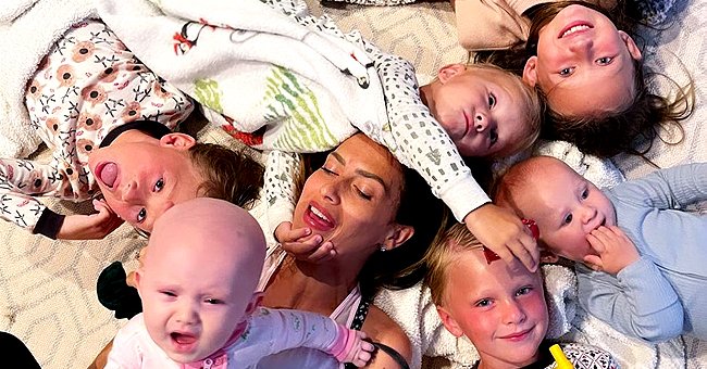 Hilaria Baldwin with her children - Carmen, Marilu, Rafael, Leonardo, Romeo and Edu | Photo: Instagram.com/hilariabaldwin