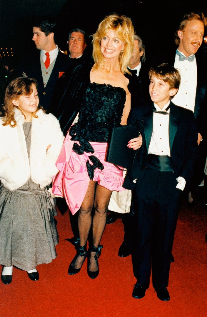 Goldie Hawn smiles as she and her children, Oliver and Kate, attend the gala world premiere screening of her movie Overboard. | Source: Getty Images