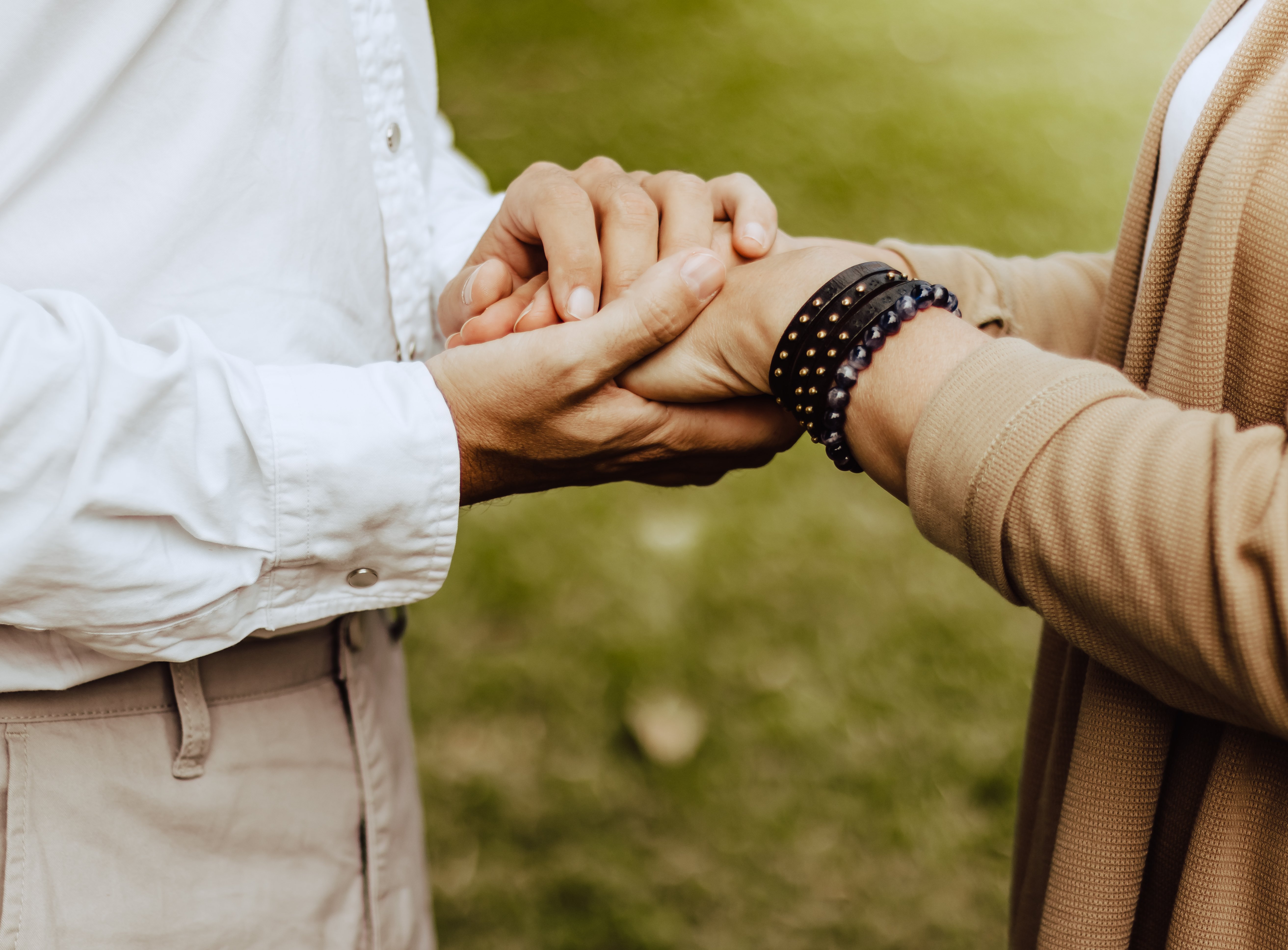 Mann und Frau halten sich an den Händen | Quelle: Shutterstock