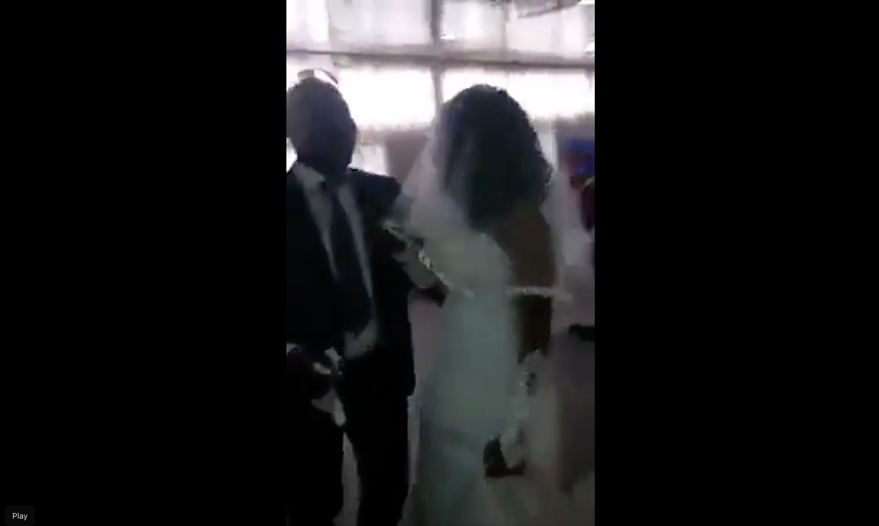 Der Eindringling streitet sich mit dem Bräutigam vor den Augen der Braut. | Quelle: Facebook.com/Maguqa