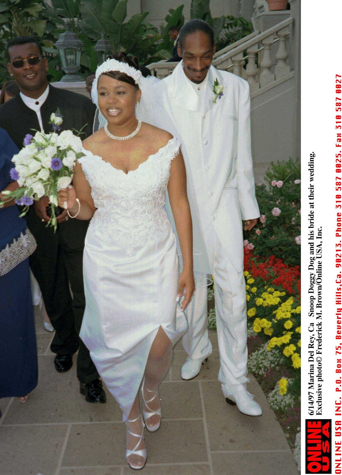 Snoop Dogg and Shante Broadus on their wedding day at The Ritz Carlton Hotel on August 11, 1997, in Marina Del Rey, California. | Source: Getty Images