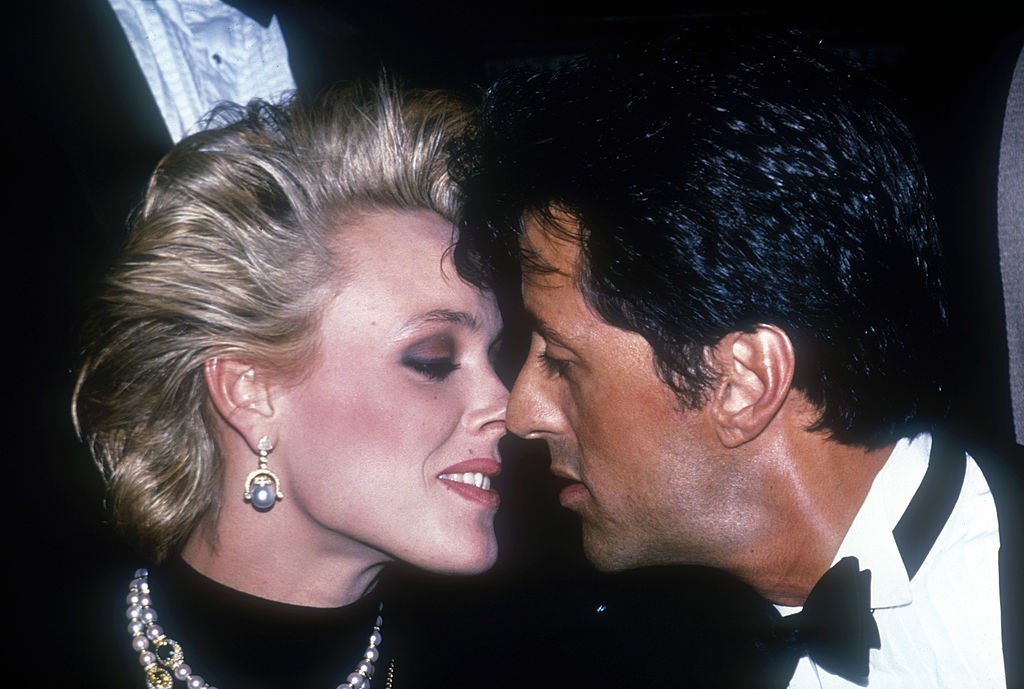 Sylvester Stallone et Brigitte Nielsen lors d'une cérémonie après que l'acteur a été surnommé "Homme de l'année" par le Hasty Pudding | Getty Images