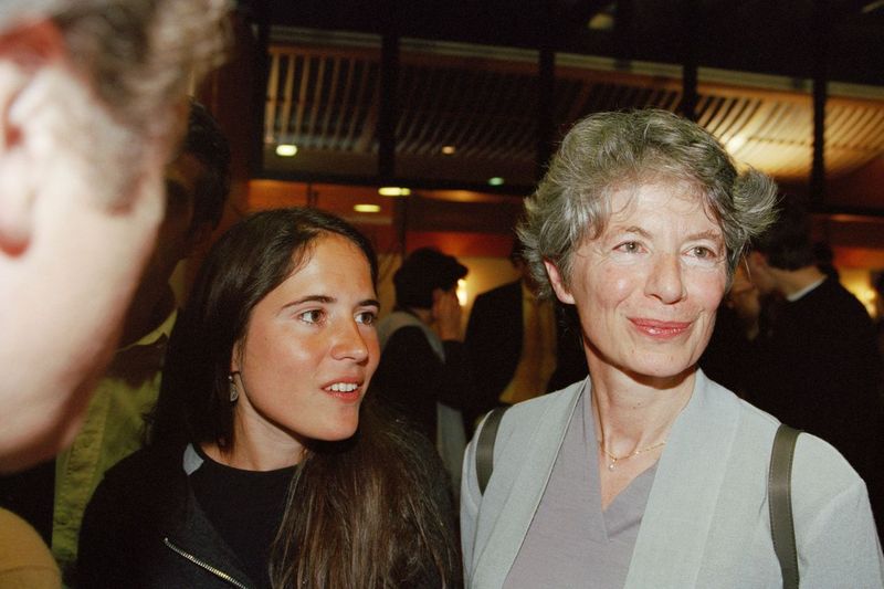 L'écrivaine française Mazarine Pingeot et sa mère Anne Pingeot assistent à la projection du documentaire Conversations avec un Président. | Photo : Getty Images