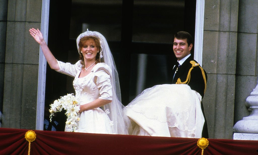 Sarah Ferguson, Duchess of York and Prince Andrew, Duke of York stand on the balcony of Buckingham Palace and wave at their wedding on July 23, 1986, in London, England. | Source: Getty Images.