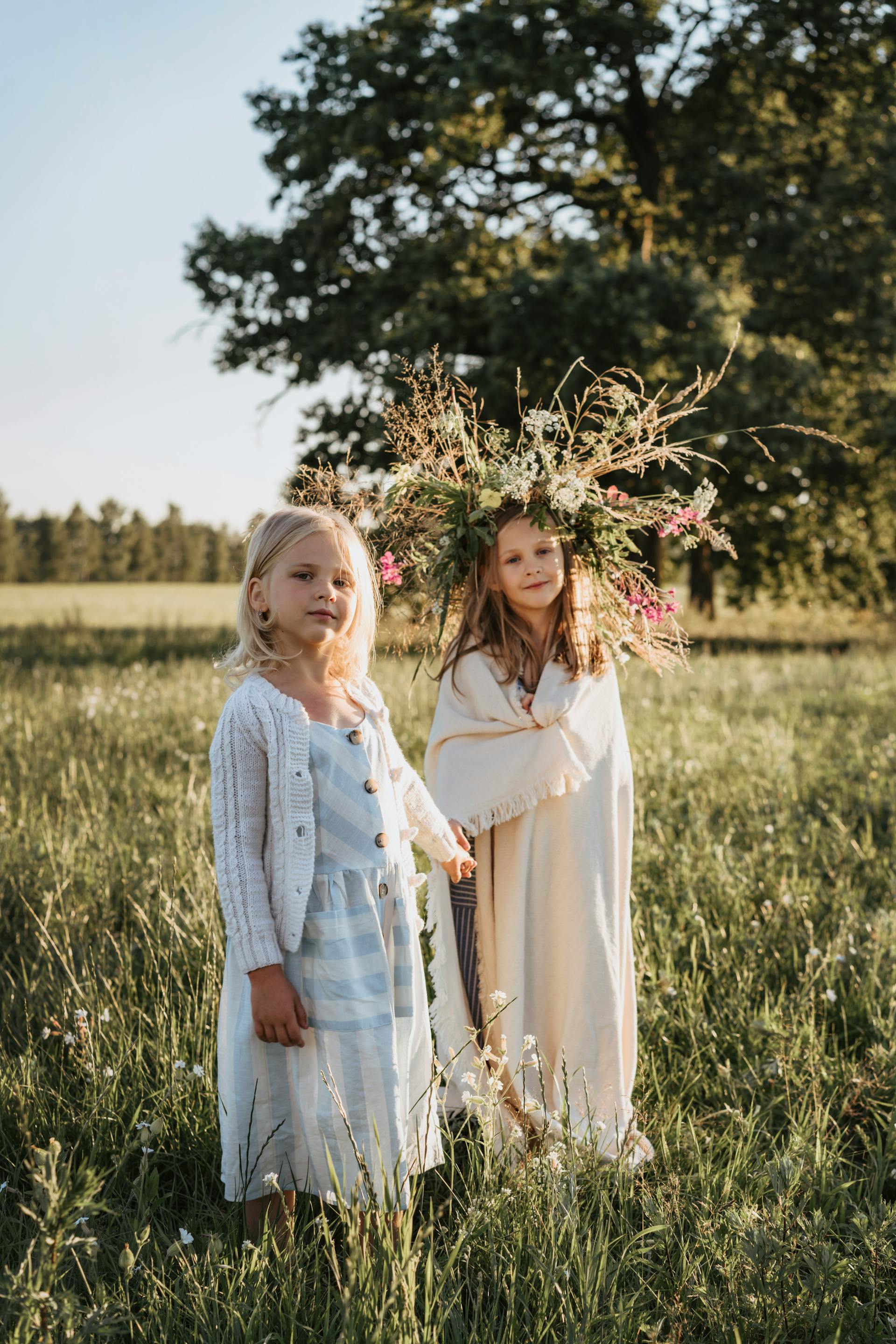 Two little girls outside | Source: Pexels