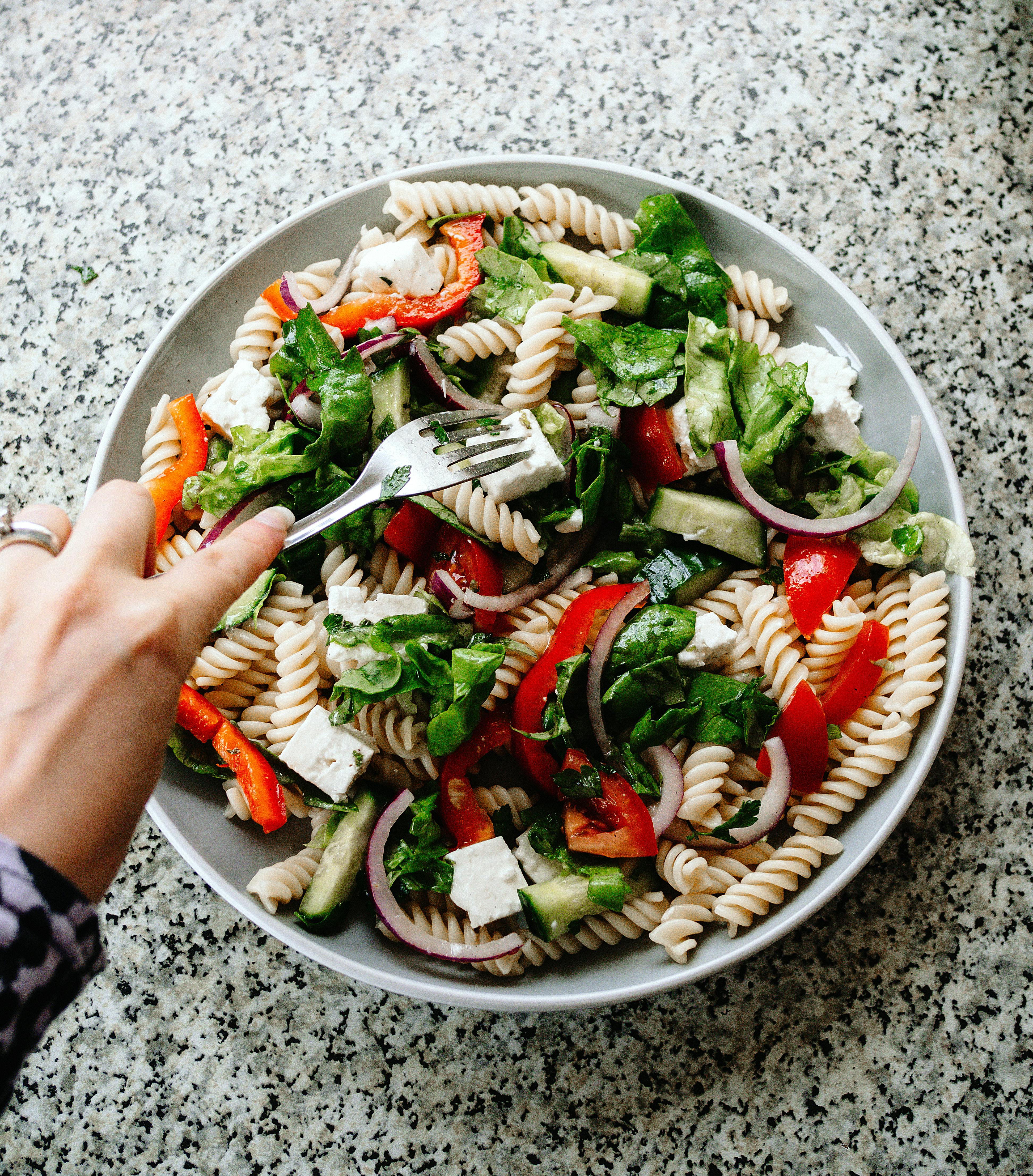 Pasta salad in a bowl | Source: Pexels