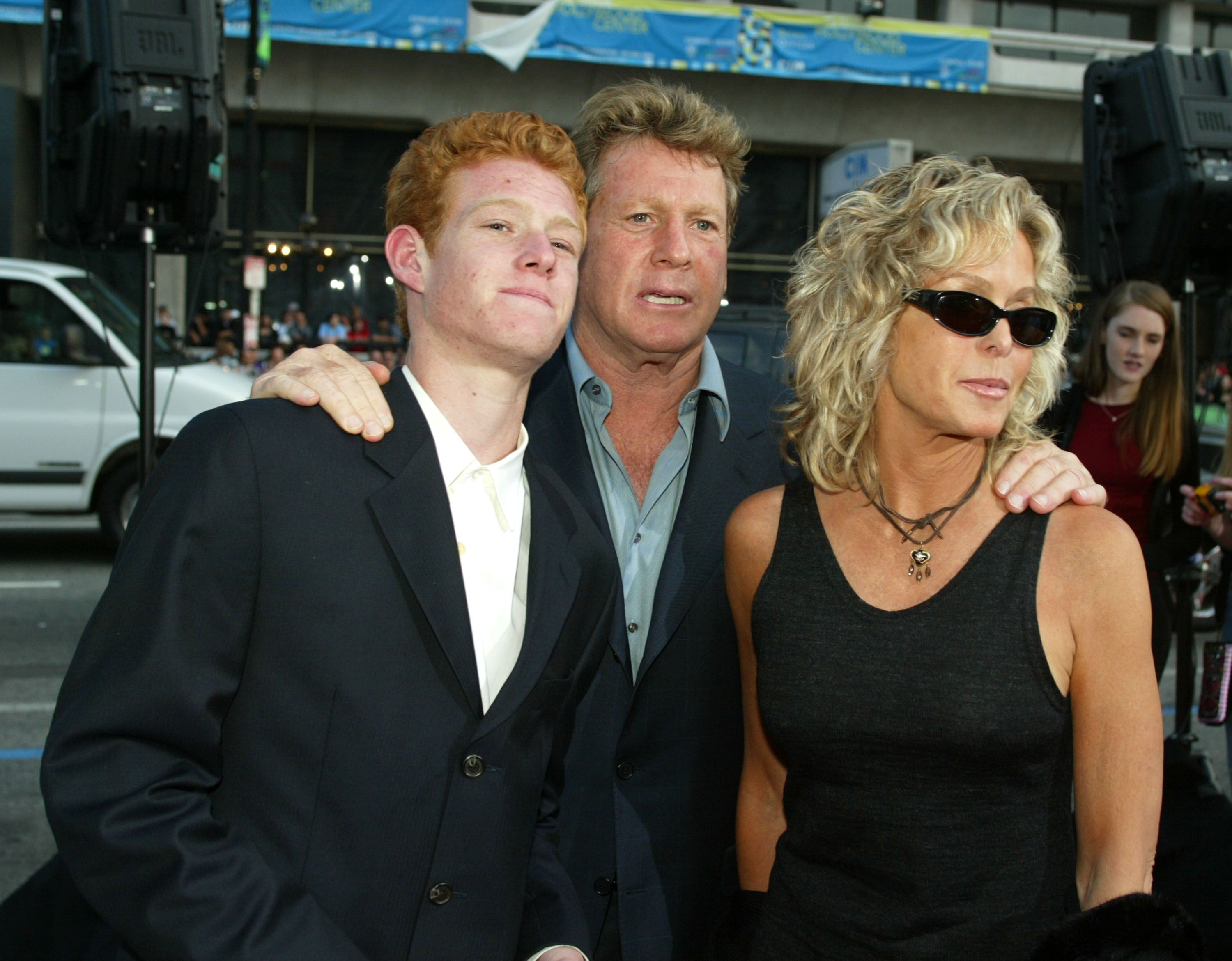 Ryan O'Neal, Farrah Fawcett y Redmond O'Neal en 2003 en Los Angeles. | Foto: Getty Images