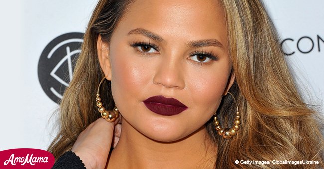  Chrissy Teigen displays baby bump as she enjoys family lunch with daughter Luna