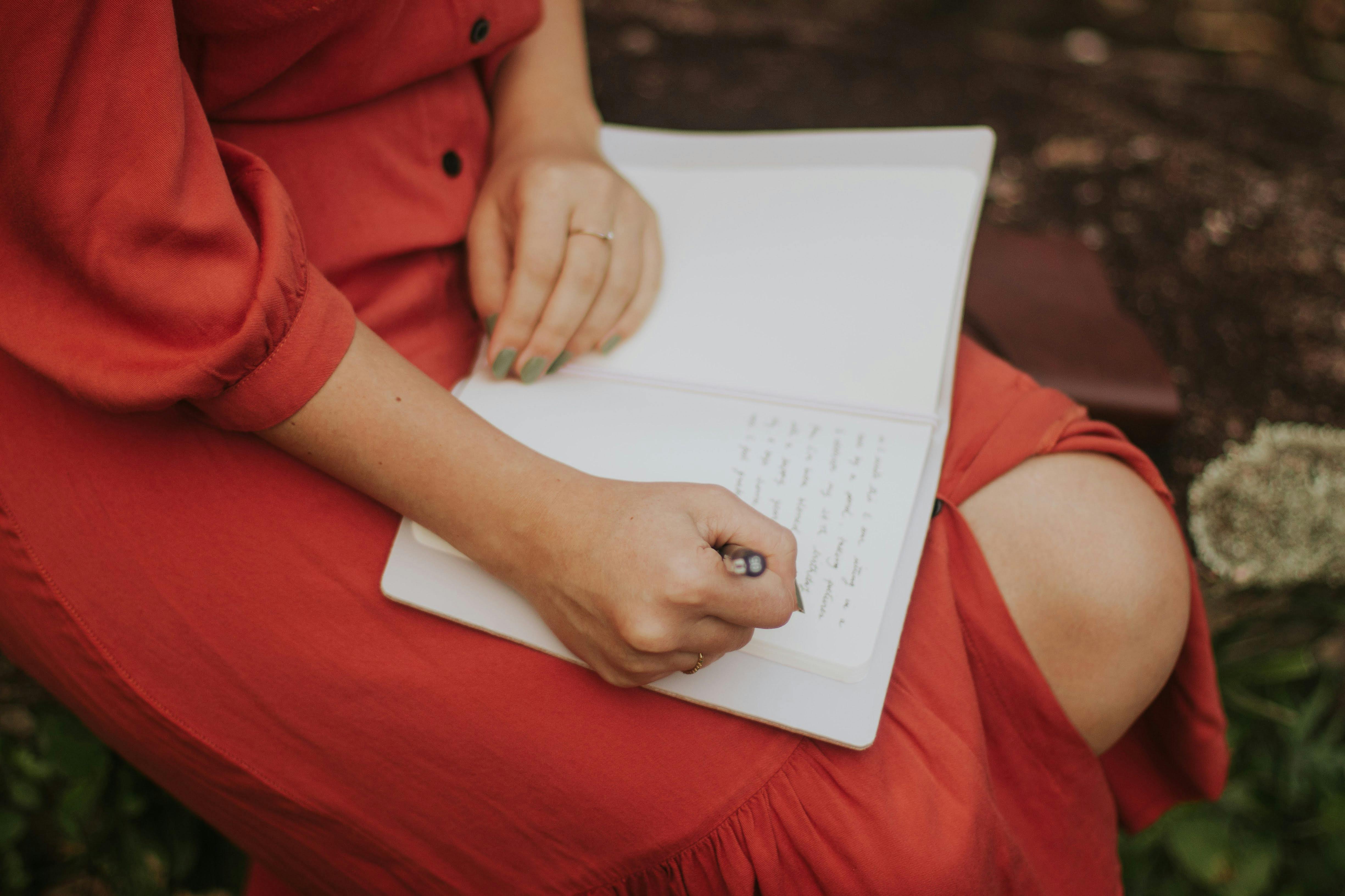 A woman writing | Source: Pexels