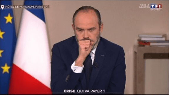 Le Premier ministre Edouard Philippe tousse sur sa main en direct de TF1 | Photo : TF1. Le Premier ministre Edouard Philippe tousse sur sa main en direct de TF1 | Photo : TF1.