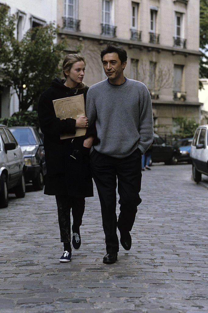Richard Berry et Jessica Forde en attendant le mariage. Paris. | Photo : Getty Images