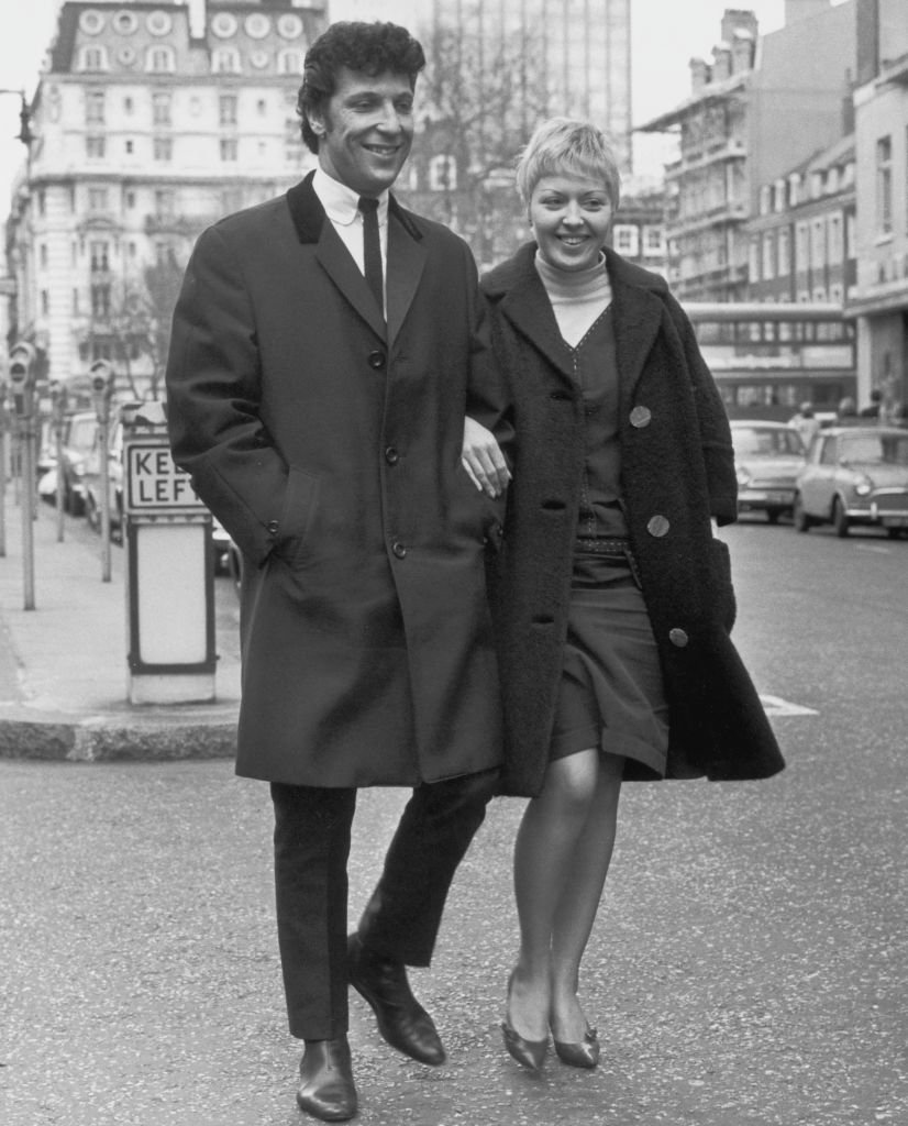 Tom Jones and Melinda Trenchard pictured walking down a street in 1965. / Source: Getty Images
