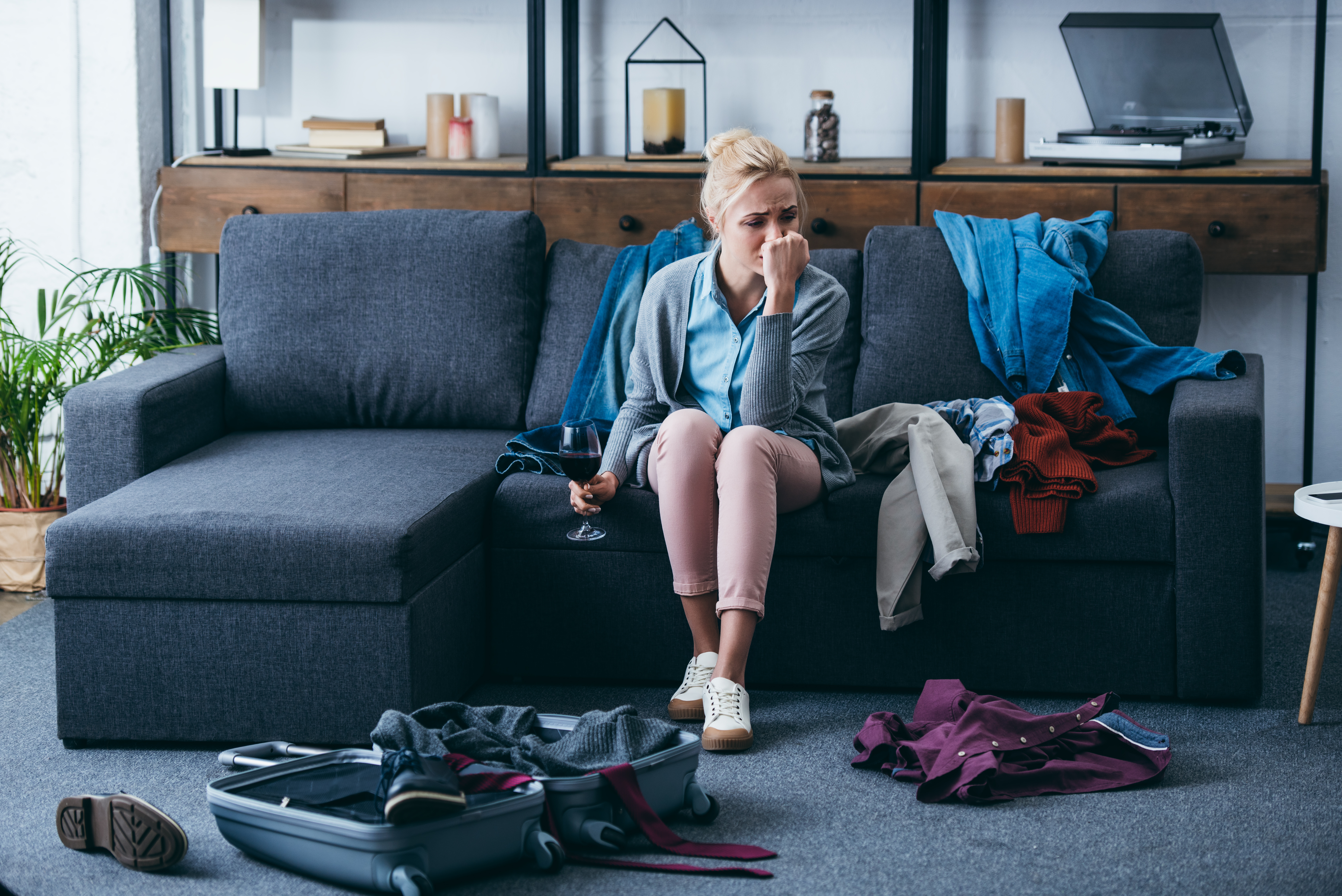 A women looking sad while packing | Source: Shutterstock