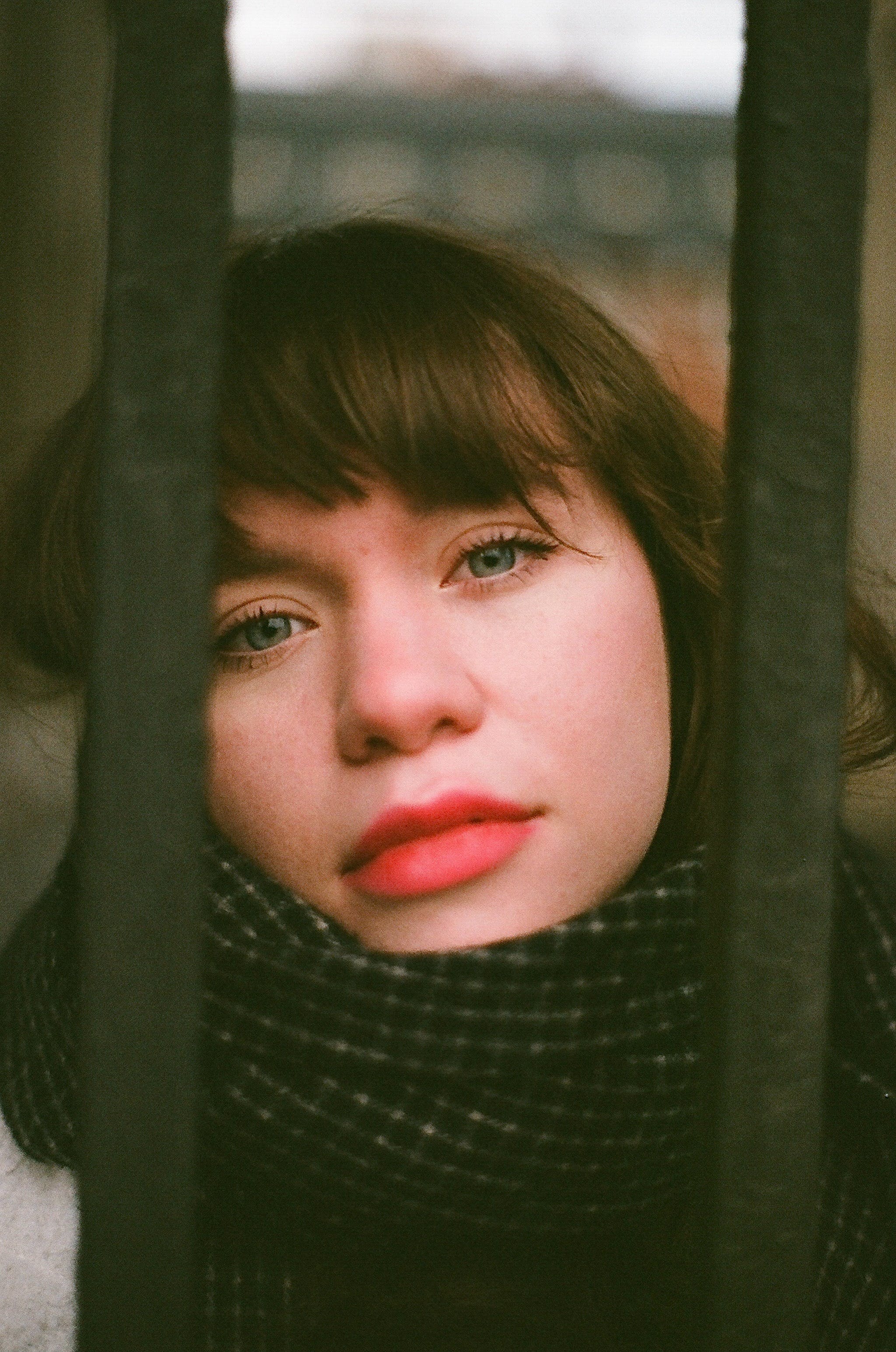 A woman behind bars. | Source: Pexels