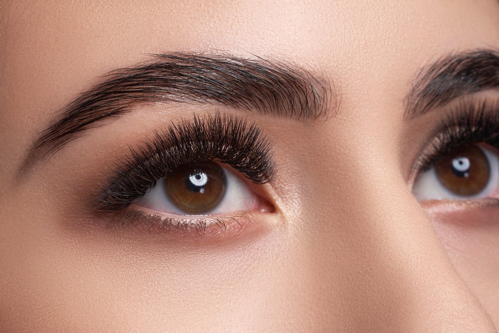 Primer plano de los ojos una mujer con maquillaje. | Foto: Shutterstock