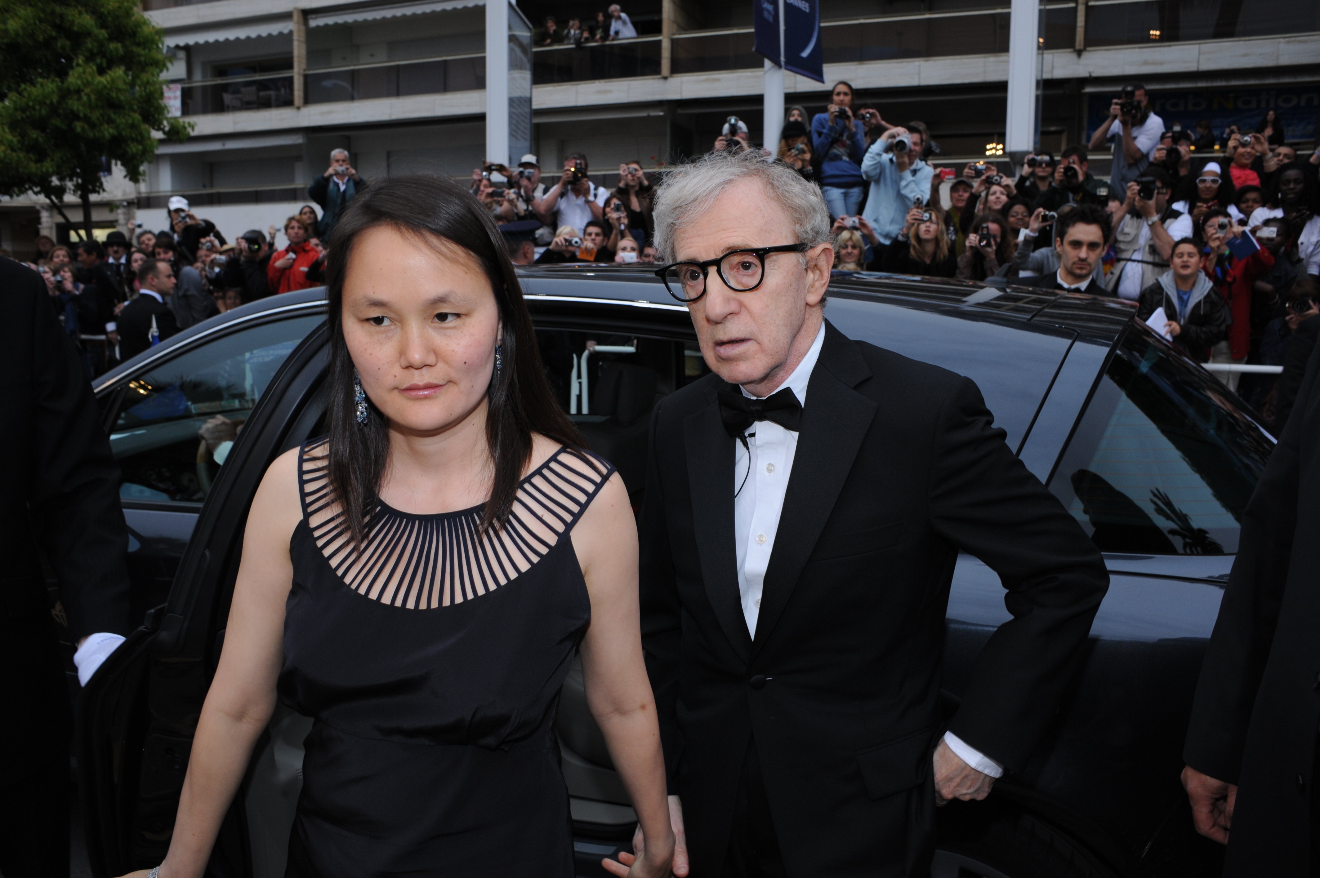 El director Woody Allen y su esposa Soon-Yi Previn asisten al estreno de "You Will Meet A Tall Dark Stranger" en el Palais des Festivals durante el 63º Festival de Cine de Cannes, el 15 de mayo de 2010 en Cannes, Francia. | Foto: Getty Images