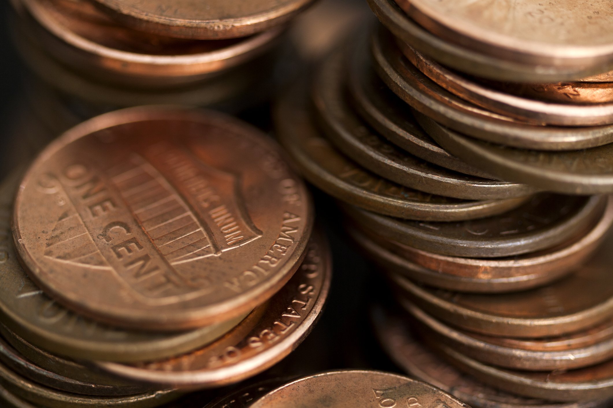 Loose stacks of US pennies | Photo: Getty Images