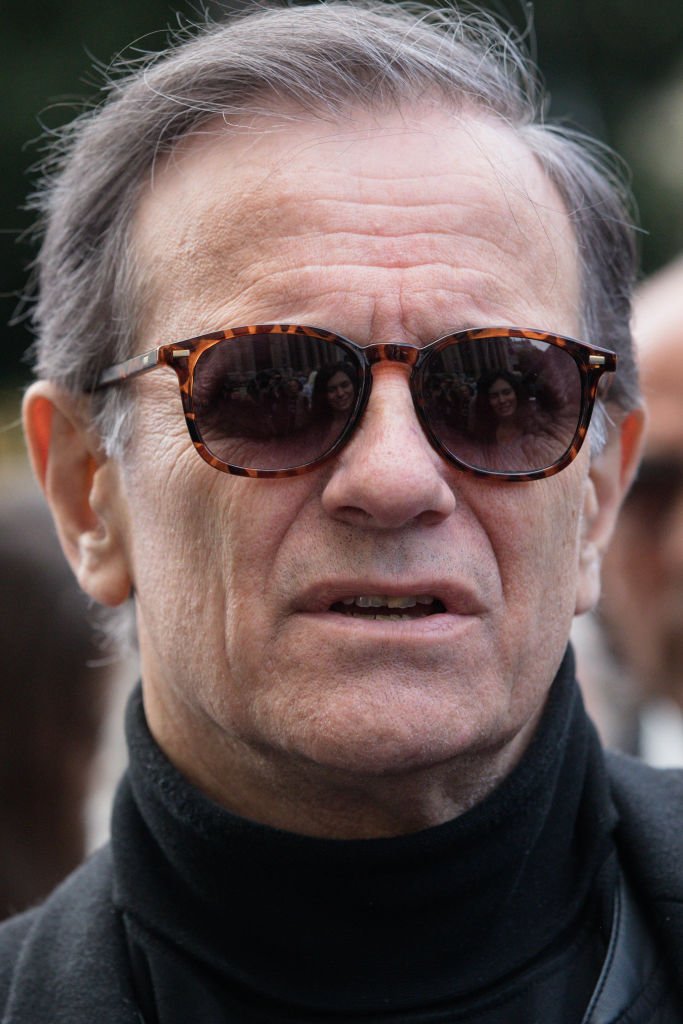 Francis Huster assiste aux funérailles de Mireille Darc à l'Eglise Saint Sulpice le 1er septembre 2017 à Paris, France. | Photo : Getty Images