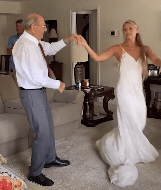 Natalie baila con su abuelo Nelson. | Foto: captura video YouTube/SWNS
