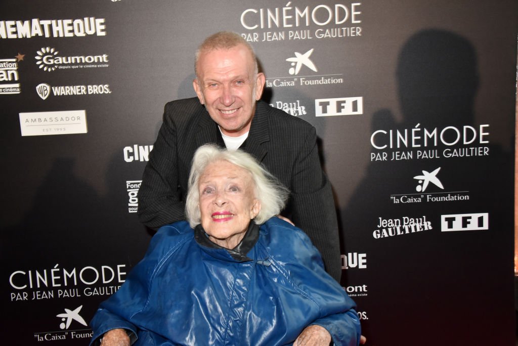L'actrice Micheline Presle et Jean Paul Gaultier assistent à l'avant-première presse de "CineMode" By Jean Paul Gaultier dans le cadre de la Fashion Week de Paris à la Cinémathèque Française le 03 octobre 2021 à Paris, France. | Photo : Getty Images