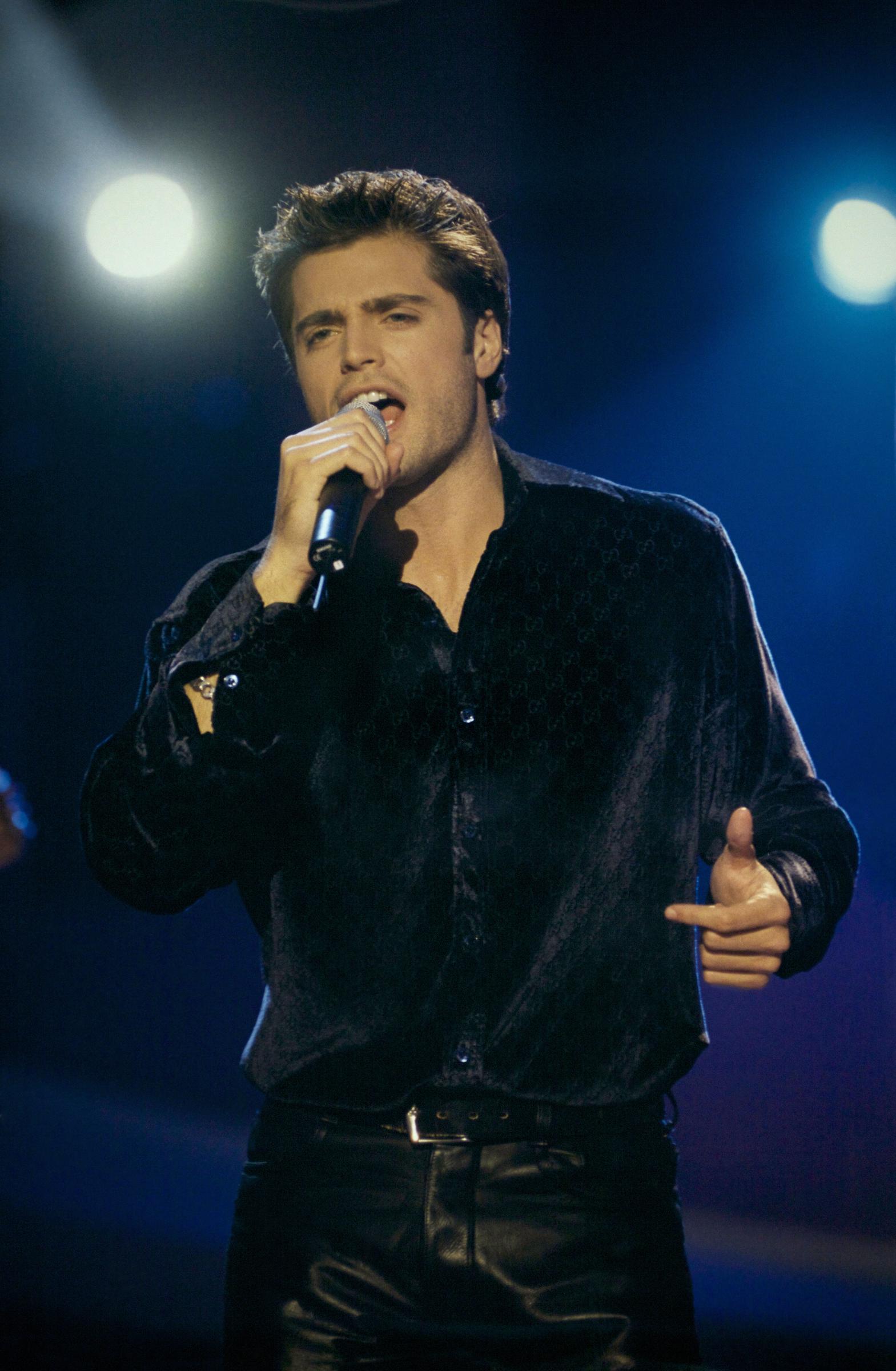 The actor performing on the "Hit Machine" show on December 17, 1997, in France. | Source: Getty Images