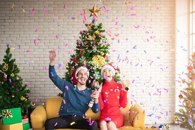 Couple having fun on Christmas | Source: Pexels