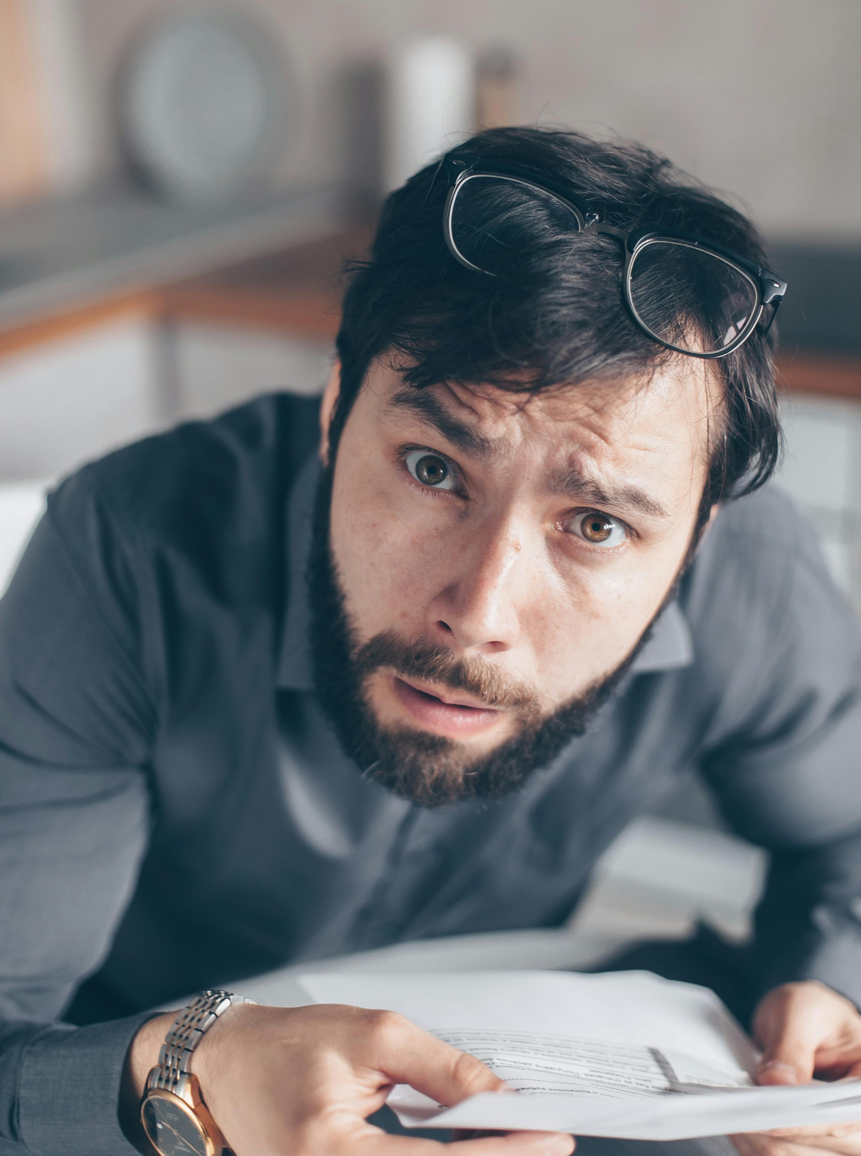 A shocked man reading a note | Source: Pexels