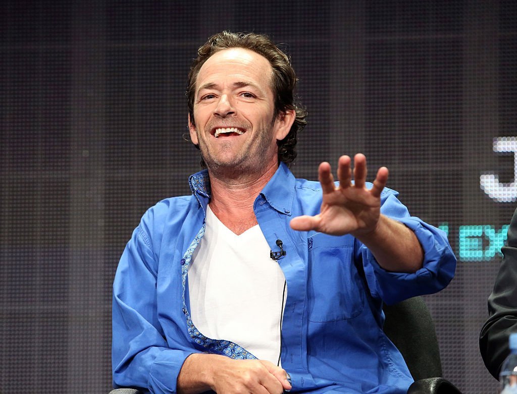 Luke Perry speaks onstage during the 'Welcome Home' panel discussion at the UP Entertainment portion | Photo: Getty Images