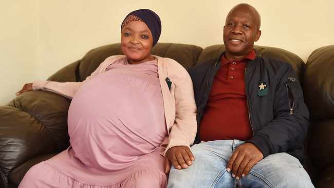 Gosiame Thamara Sithole und ihr Ehemann Tsotsetsi vor der Geburt der Zehnlinge. | Quelle: twitter.com/MaS1banda